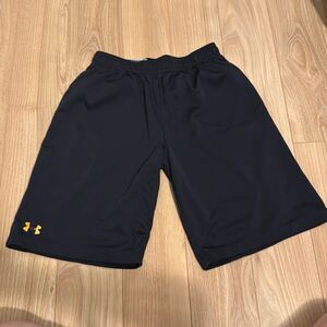 Under armor boys black athletic gym shorts size youth medium